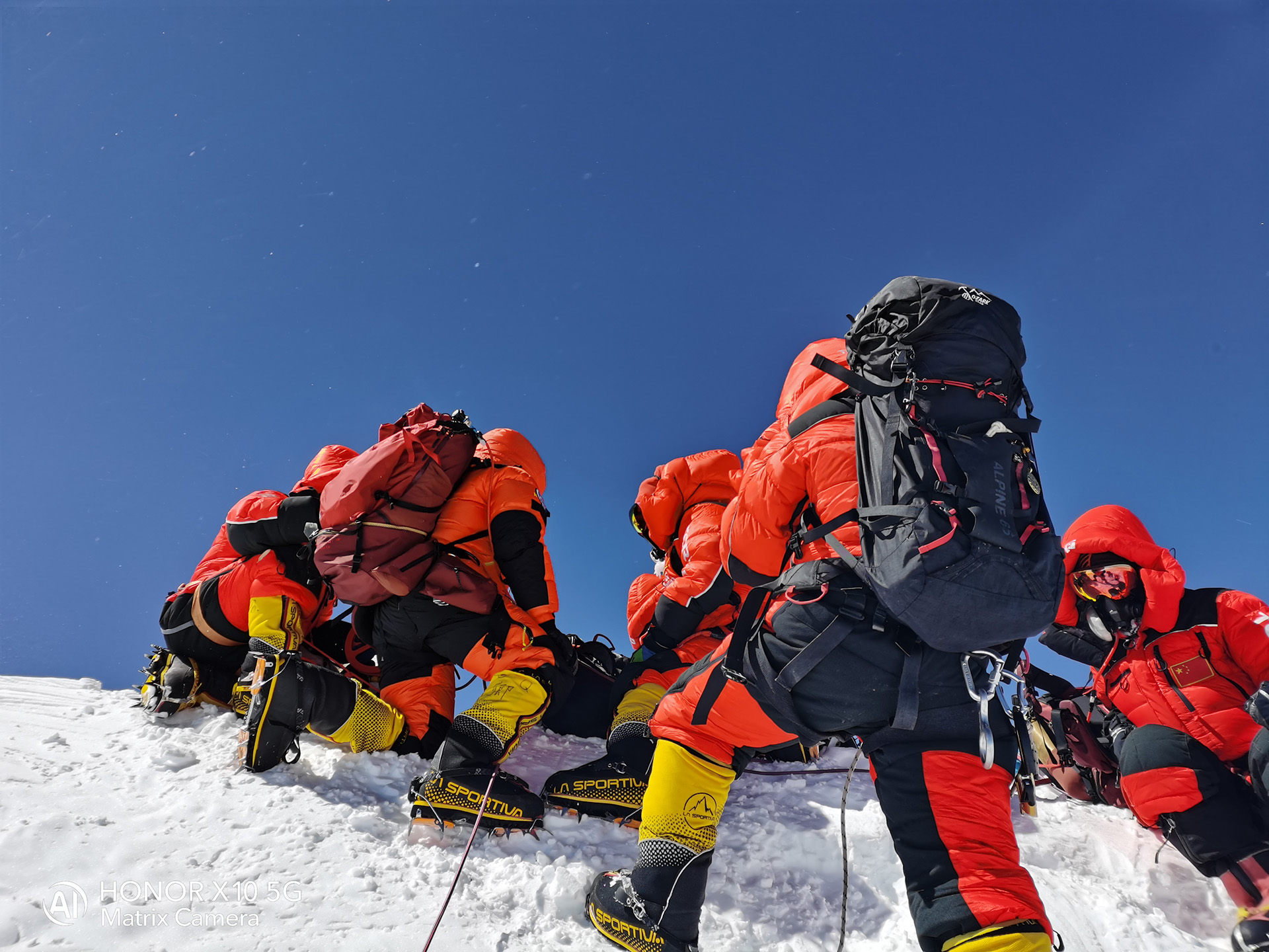 中国登山队成功登顶珠峰，5G连线见证中国荣耀